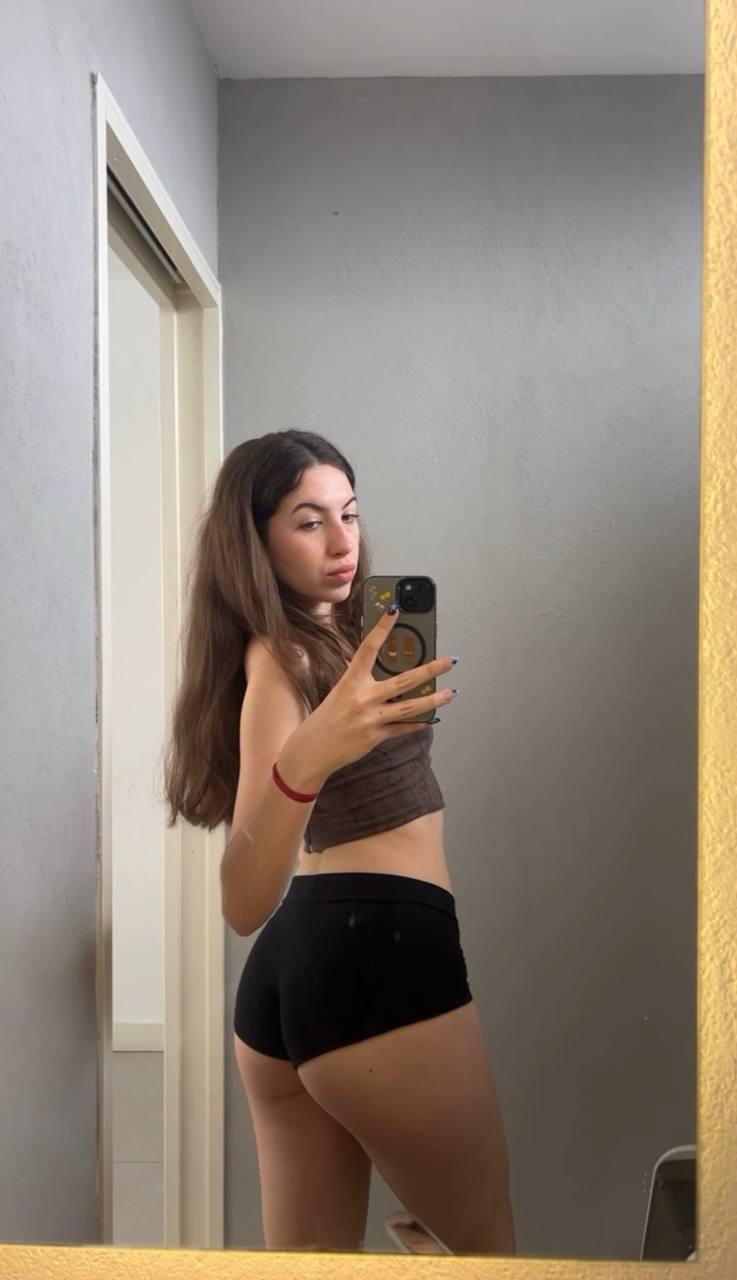 Amber in her underwear in Seoul