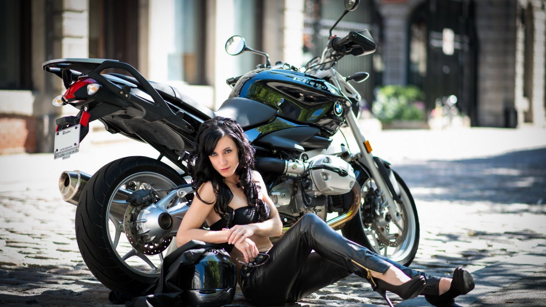 Fresh photos, fresh mood — European women on bikes online in Seoul