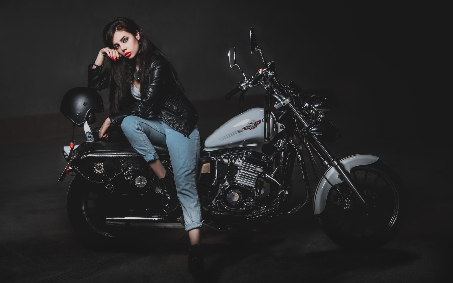 Biker girls: style and drive brings the glow — live moments in Seoul