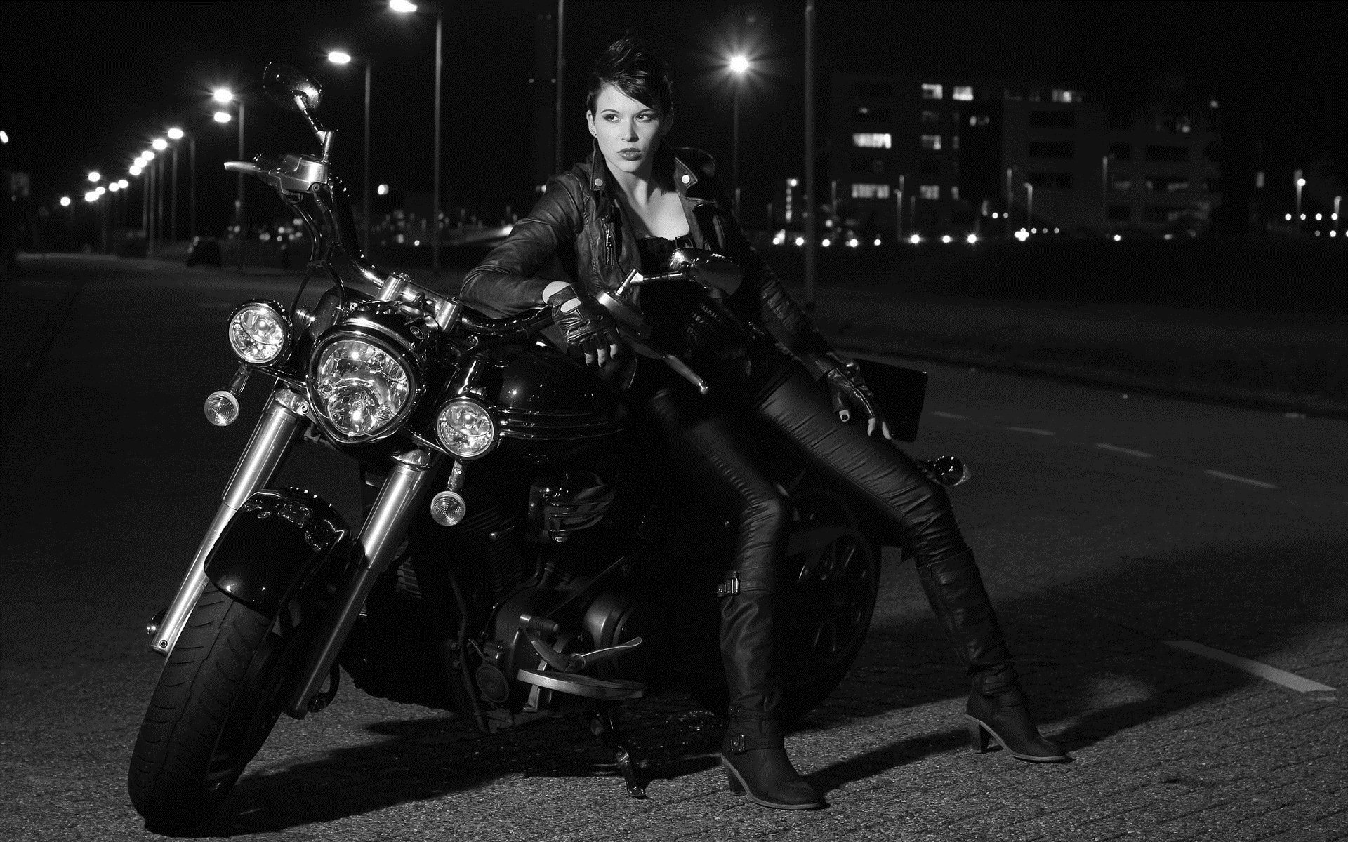 Photo Beautiful girls and motorcycles in Seoul