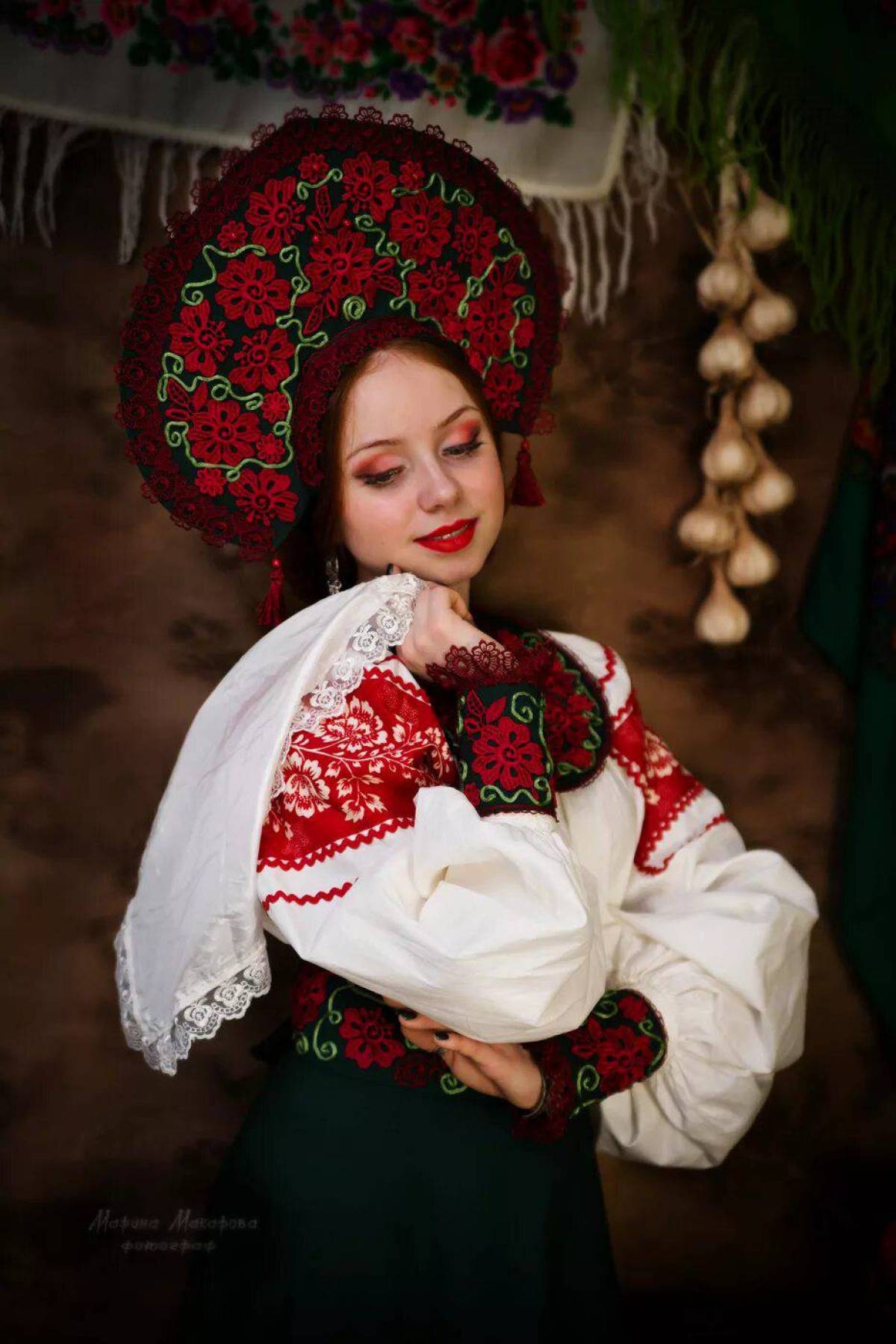 Take a pause and enjoy Women in Slavic costumes — streaming from Seoul
